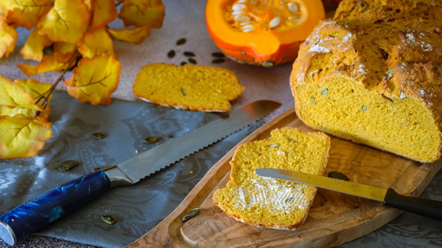 Herbstliches Kürbisbrot - Knusprig, frisch &amp; vegan! - Rezeptliebe by ...